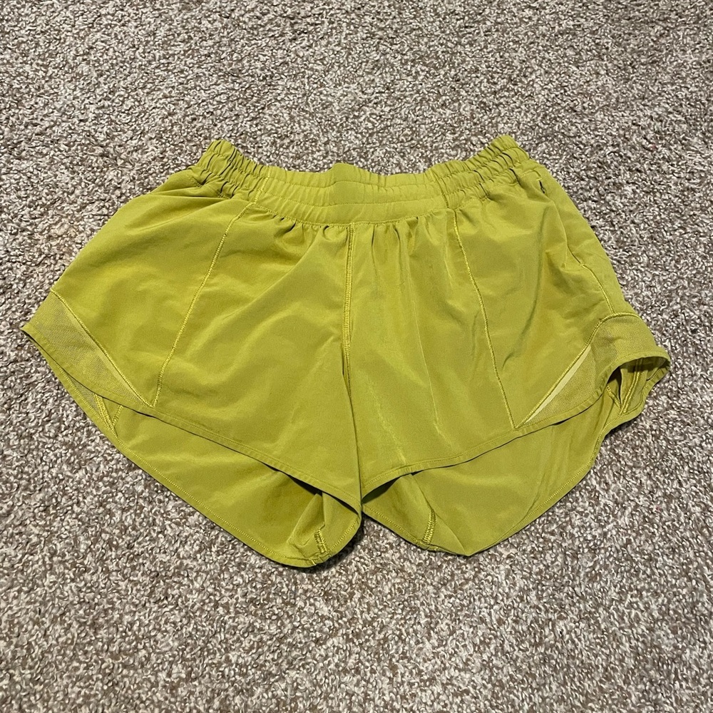 Lululemon hotty hot shorts 4” size 6 yellow GUC